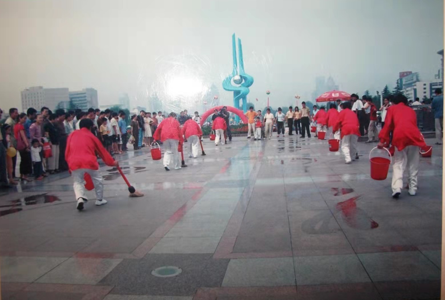 泉城广场《中老年济南代表队》2003-10-25.jpg