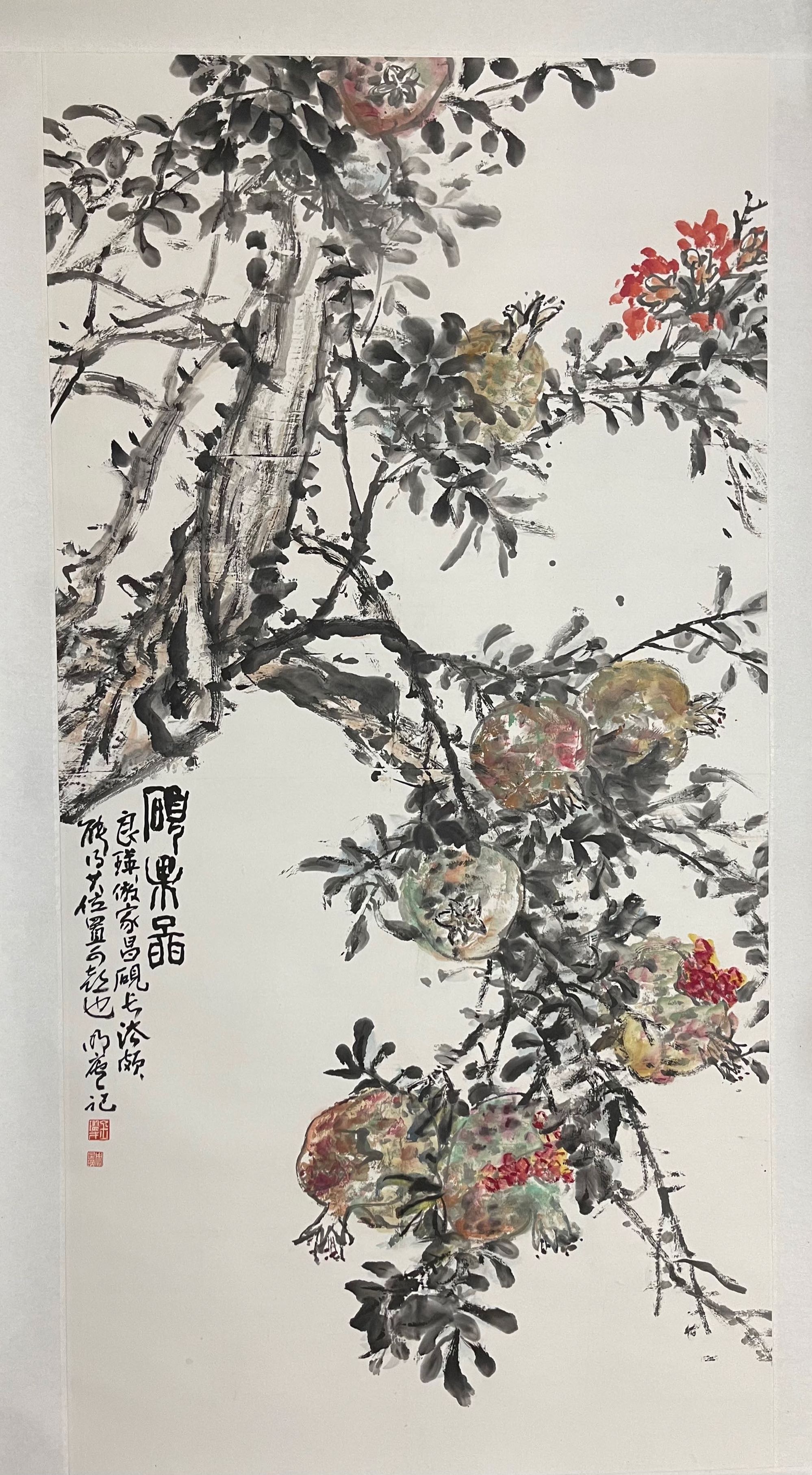 1685889178185073.jpg 《硕果石榴图》创作于2022年高138cm69cm装裱后尺寸高206宽82cm.jpg